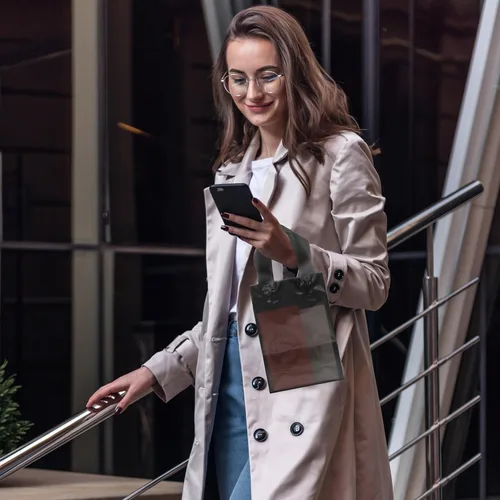 Vista 3 de Prime Line Packaging Bolsas de regalo de plástico, bolsas de mano esmeriladas con asas para compras, pequeñas empresas, negro esmerilado, venta al