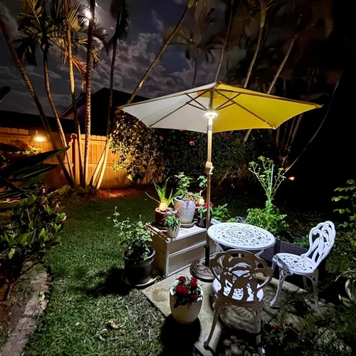 Vista 4 de Parasol de sombrilla para patio, luces 3 en modo brillo e inalámbrico, 28 luces LED en 220 Lux. 4 x AA baterías de función, sombrilla con pértiga