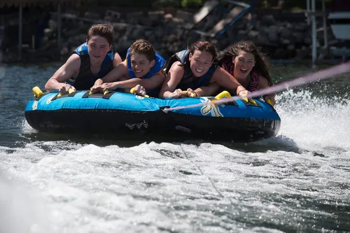 Vista 2 de RAVE Sports Mega Storm Boat Tubo remolcable - Tubo inflable para 1-4 jinetes