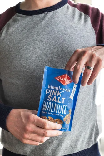 Vista 12 de Diamond of California Sal rosa del Himalaya nueces de walnut, 4 oz.