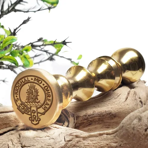 Vista 4 de Family Crest - Kit de sellos de cera personalizados con mango de madera y troquel de latón con cera de sellado
