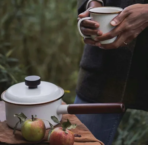 Vista 6 de Barebones Cacerola esmaltada - Olla de cocina de acero para la cocina y camping, sartén duradera con tapa (cáscara de huevo)