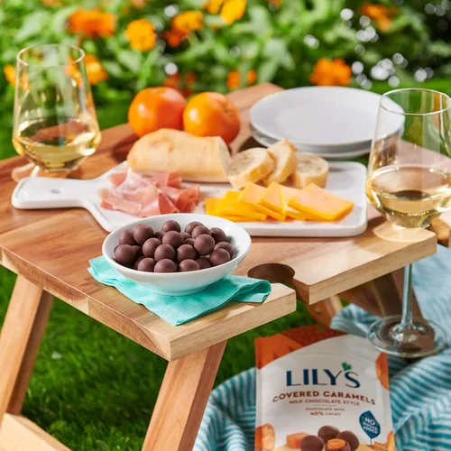 Vista 5 de LILY'S Estilo de chocolate con leche sin azúcar añadido, bolsa de caramelos cubiertos, 3.5 onzas