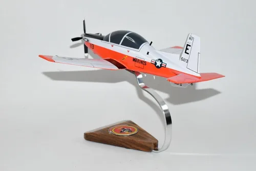 Vista 2 de Squadron Nostalgia LLC Beechcraft® T-6b Texan II, VT-2 Doerbirds (Marines), modelo a escala de caoba de 12 pulgadas