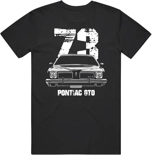 PurpleMonkeyTees 1973 Pontiac GTO parrilla delantera vista con modelo y año camiseta