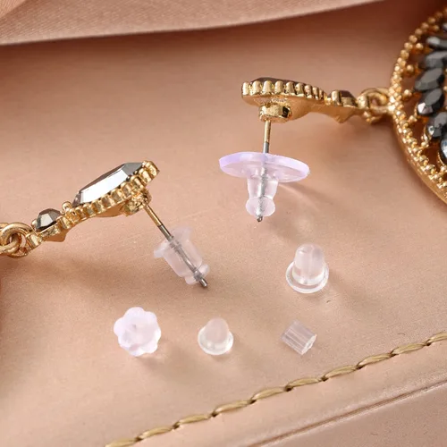 Vista 4 de 6 estilos de tuercas de silicona para aretes con tachuelas, 600 piezas de respaldos de aretes transparentes y suaves hipoalergénicos de plástico