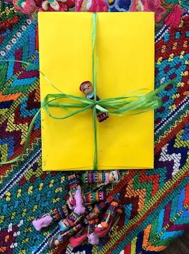 Vista 4 de Mayan Arts Mini muñecas decorativas de preocupación, muñecas de algodón hechas a mano de Guatemala, 1.5 pulgadas, ideas de regalo para fiestas