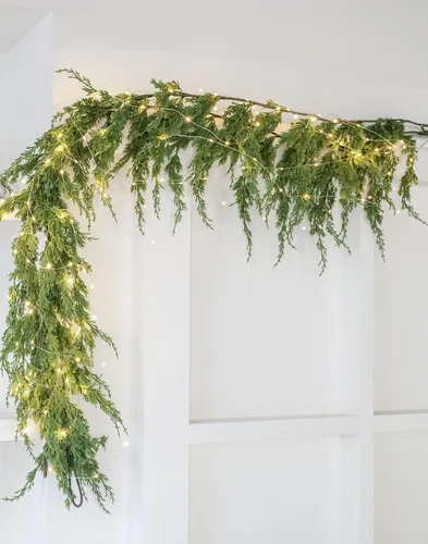 Vista 4 de Anna's Whimsy - 2 guirnaldas de cedro artificial de 6 pies con luz, guirnalda de pino de invierno de tacto real, guirnalda de vegetación verde