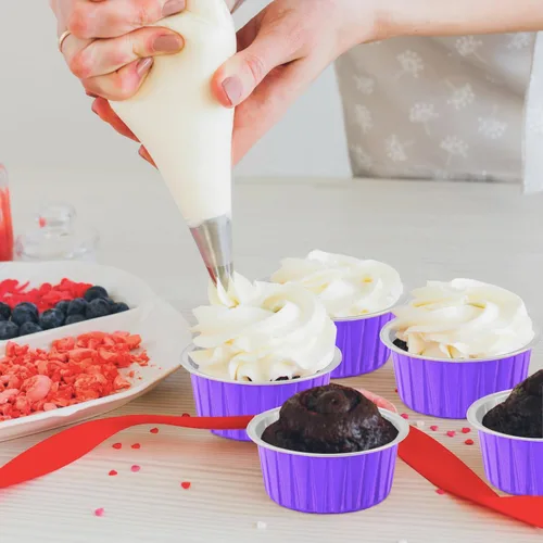 Vista 5 de Lainrrew Paquete de 50 tazas para hornear con tapas, moldes de papel de aluminio para magdalenas, moldes de papel de aluminio desechables, soportes