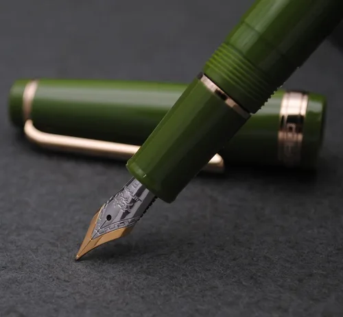 Vista 5 de Pluma estilográfica JINHAO 82 con clip dorado (plumín F 0.5mm, verde aguacate)