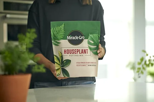 Vista 4 de Miracle-Gro Mezcla para macetas para plantas de interior - Suelo fertilizado, diseñado para ser menos propenso a los mosquitos, 4 cuartos de galón