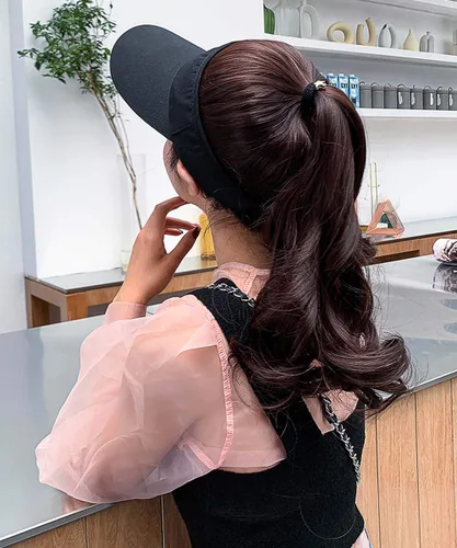 Vista 2 de YEKEYI Sombrero de peluca para exteriores con cabello para cola de caballo, gorra de béisbol con cabello marrón y negro ondulado para mujer, Negro