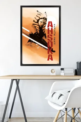 Vista 7 de Trends International Star Wars: Ahsoka - Póster de pared con doble sable de luz, 22.4 pulgadas de largo x 14.7 W, versión enmarcada de madera