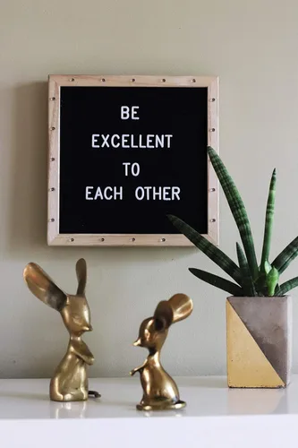 Vista 3 de Tablero de letras original de fieltro negro con soporte, luces LED integradas de 10 x 10 pulgadas, tablero de menú + marco de madera, 340 letras