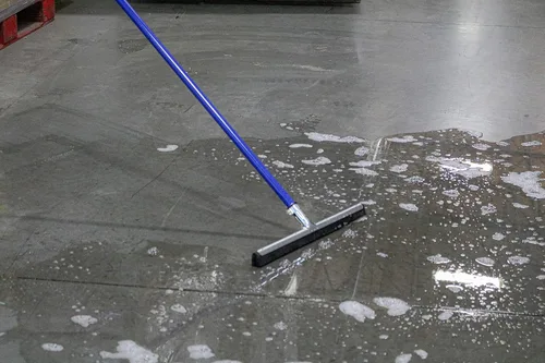 Vista 2 de Ettore 61054 Limpiar y secar 18 pulgadas - Escobilla de piso con mango de 53 pulgadas