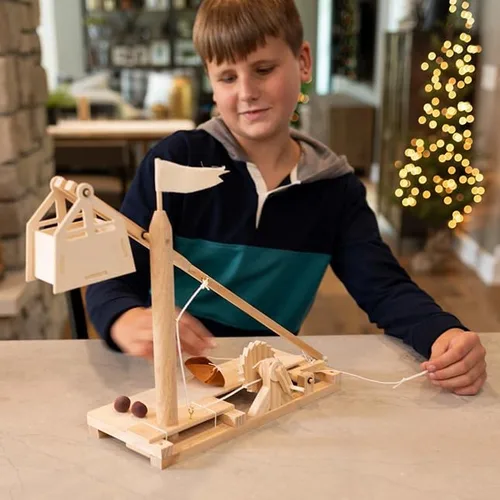 Vista 2 de Fat Brain Toys Leonardo da Vinci Trebuchet - Kit de ingeniería de madera para adolescentes
