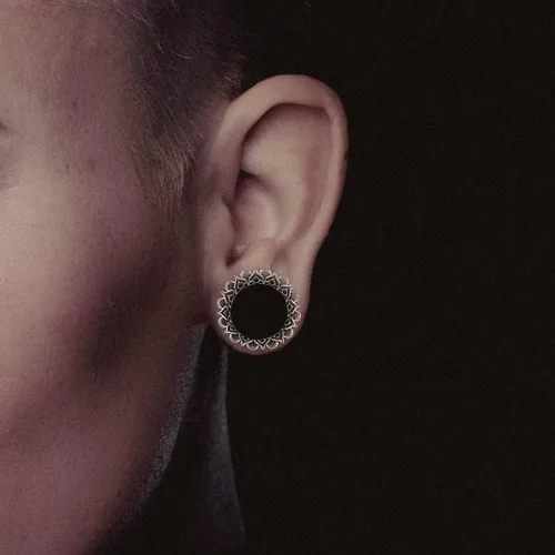 Vista 4 de ERKUOO 2 medidores de oreja con patrón hueco, doble acampanado, túnel de oreja, expansor, aretes de carne, piercing de lóbulo, joyería de 2 a 1