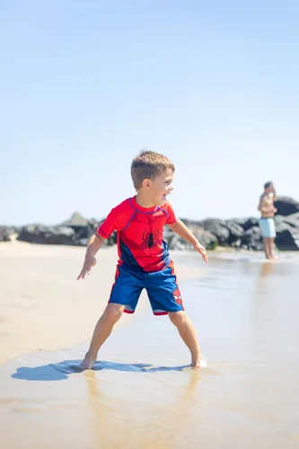 Vista 4 de Marvel Spider-Man Avengers - Conjunto de traje de baño con protección UPF 50+ para niños pequeños y grandes