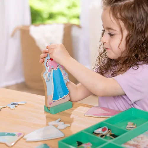 Vista 8 de Melissa & Doug Disney Princess Ariel - Juego de muñeca magnética de madera para disfrazarse (más de 30 piezas)