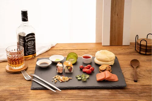 Vista 6 de WLWNWFT 2 tablas de pizarra grandes de 16 x 12 pulgadas, bandeja de queso, bandeja para servir piedra para servir marcapasos con 2 tizas de Navidad