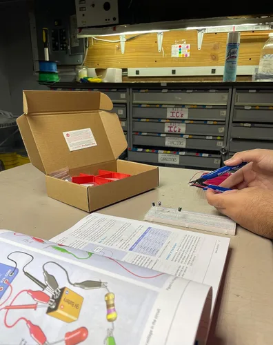 Vista 6 de Make: Kit de Electrónica 3ra Edición 1 Economía - Principiante, Intermedio y Avanzado (Adolescente - Adulto) Paquete de Componentes para Los