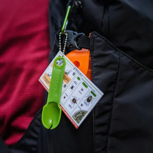 Vista 2 de Llavero de cuchara removedor de garrapatas, herramienta ligera para quitar garrapatas con tarjeta de identificación de garrapatas y mosquetón