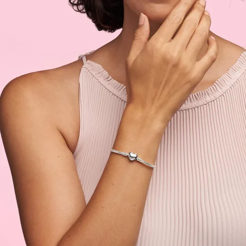 Vista 3 de Pandora Moments - Pulsera de cadena de serpiente con cierre de corazón, pulsera para mujer, compatible con momentos, con caja de regalo