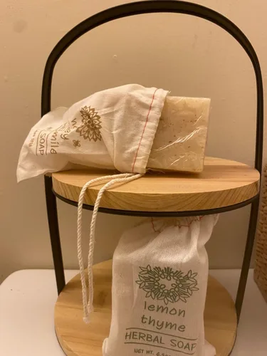 Vista 6 de Greenwich Bay Trading - Paquete de 2 jabones de hierbas de manzanilla y tomillo de limón con miel, enriquecidos con manteca de karité, aceite