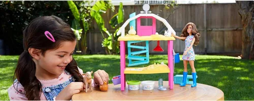 Vista 2 de Barbie Muñeca y juego con gallinero, animales, masa, moldes y más, granja de huevos para eclosionar y recoger