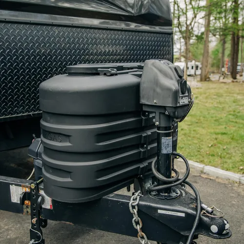 Vista 5 de Cubierta de tanque de propano doble Camco para autocaravana/RV - Cuenta con panel superior con bisagras y diseño moldeado personalizado - Se adapta