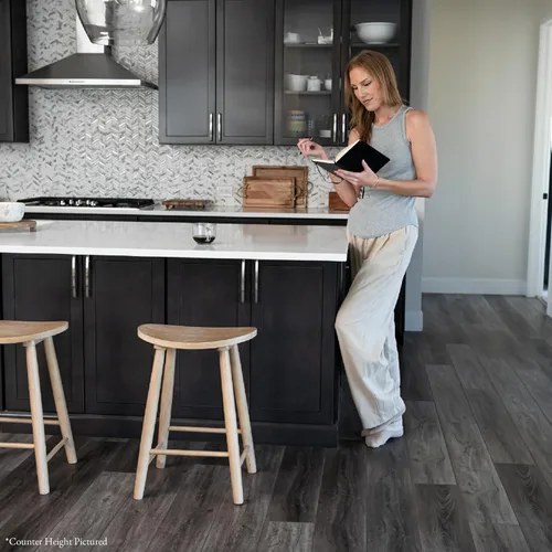 Vista 3 de Maven Lane Luna - Juego de 2 taburetes redondos de 31 pulgadas con reposapiés, madera maciza negra, diseño que ahorra espacio para barras