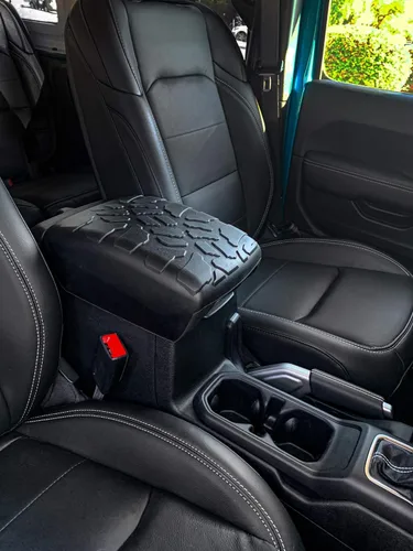 Vista 2 de Boomerang® Tire Tread Armpad™ para Jeep Wrangler JL (2018-2021) - Cubierta para apoyabrazos de consola central