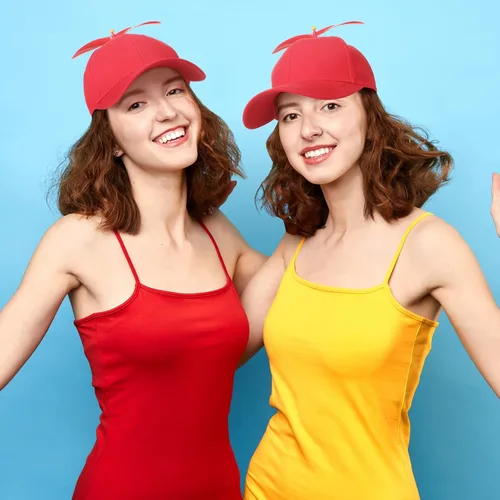 Vista 6 de Paquete de 2 gorras de béisbol para adultos, color arcoíris brillante, con 4 libélulas de bambú reemplazables