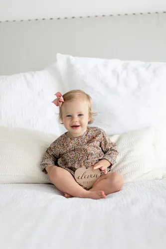 Vista 6 de Kate & Milo Bloques de hitos de madera para bebés First Moments Incluye 3 bloques de edad de madera, números del 0 al 9, semanas, meses y años