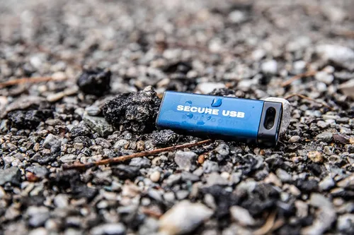 Vista 6 de SecureData SecureUSB BT 8GB Hardware Encriptado USB 3.0 Flash Drive FIPS 140-2 Nivel 3 Desbloqueo a través de la aplicación de teléfono compatible