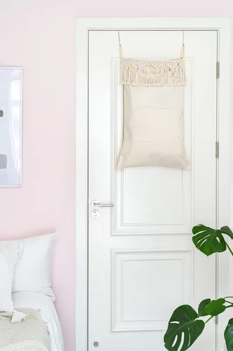 Vista 4 de Mkono Cesta de lavandería colgante de macramé con ganchos sobre la puerta, bolsa de lavandería que ahorra espacio con cierre y parte superior ancha