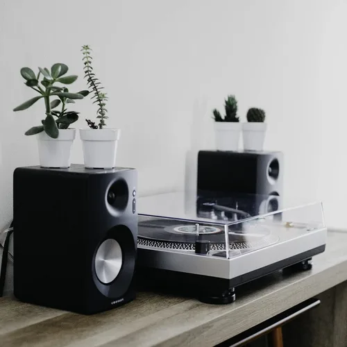Vista 7 de Reproductor de Tocadiscos con Correa de Tracción Crosley C100A-SI con Contrapeso Ajustable, Plata