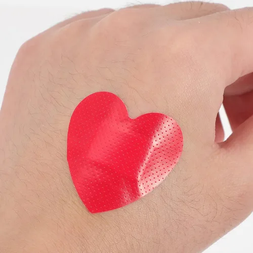 Vista 3 de VOSAREA 50 vendas adhesivas en forma de corazón transpirables parches vendajes (rojo)