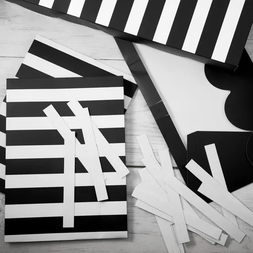 Vista 4 de Tallew 4 Piezas Toldo de Circo 3D Decoración de Pared Toldo de Carnaval para Halloween Carnaval Fiesta Temática Decoraciones de Aula (Negro y Blanco)