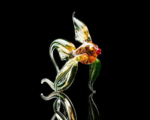 Vista 5 de Peces de vidrio de uranio hechos a mano – Figura de farol brillante, colección reactiva con luz UV