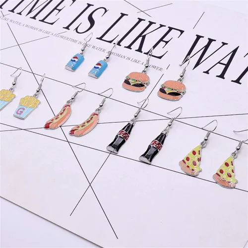 Vista 4 de Aretes de comida con diseño de pizza, diseño de perro caliente, hamburguesa, aretes colgantes con botella de cola para mujeres y niñas