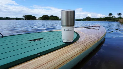 Vista 3 de E-Sea Cup Original-(Blanco). Soporte para tazas montado con succión resistente. Perfecto para barcos, tablas de remo y mucho más