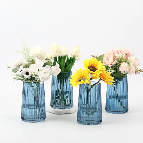 Vista 15 de Juego de 4 jarrones de vidrio transparente, pequeños jarrones para flores, florero para ramo, moderno jarrón de vidrio acanalado para sala de estar