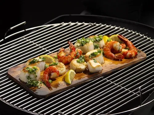 Vista 5 de TrueFire Tablones de cedro para parrilla de 7 x 16 pulgadas (paquete de 10) + bandeja de aluminio para servir, 16 pies