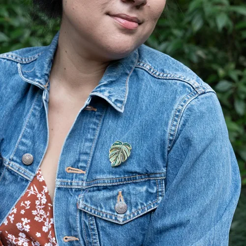 Vista 9 de EL ORIGINAL - Pin de Solapa Monstera Deliciosa Thai Constellation Variegada, Albo Variegata, Regalos de Plantas, Pin de Hoja de Planta Esmaltada