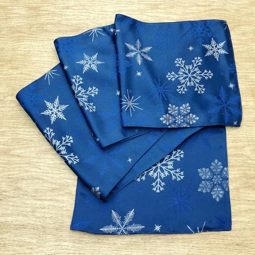 Vista 2 de Camino de mesa tejido jacquard metálico con copos de nieve azul navideño (corredor de 14" x 72")