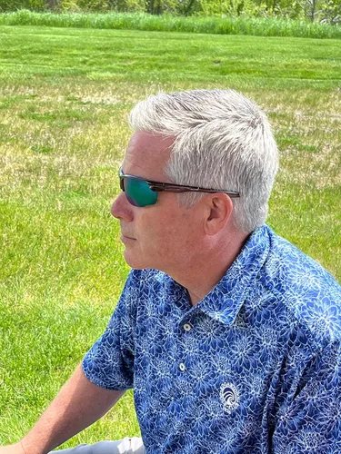 Vista 4 de Callaway Sungear Kite - Gafas de sol polarizadas para golf, protección para los ojos, color tortuga y espejo gris/verde