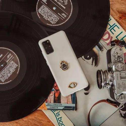 Vista 5 de Pegatinas de metal para fundas de teléfonos celulares. Juego de 2 calcomanías doradas de mal de ojo y hamsa, reutilizables y extraíbles. No deja