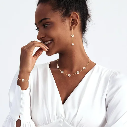 Vista 3 de Zeffy Collar de perlas de oro para mujer, delicado chapado en oro de 14 quilates, gargantilla de perlas en capas, aretes de perlas, pulseras