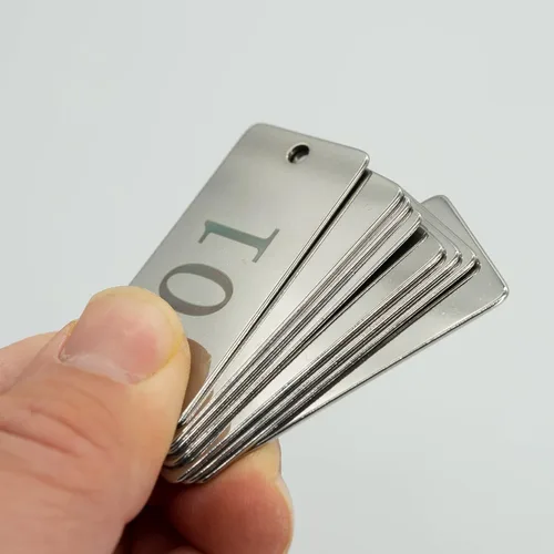 Vista 5 de StayMax Etiquetas numeradas rectangulares de acero inoxidable con dos agujeros de 1 pulgada x 2 pulgadas (1-25)